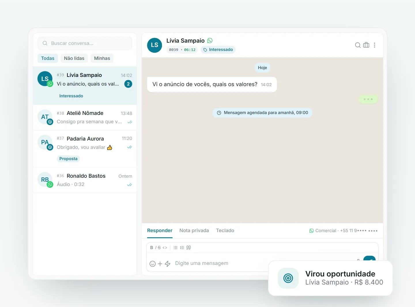 Tela de conversas do RushCRM no estilo do WhatsApp, com a lista de clientes, a conversa aberta, uma mensagem agendada e o aviso de que a conversa virou oportunidade
